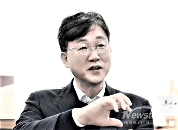 이민근 안산시장이 뉴스타운과의 인터뷰에서 민선 9기 시정철학과 안산의 미래 비전을 설명하고 있다. 이 시장은 