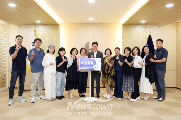 조용익 시장과 생활문화예술인들이 기념사진을 촬영하고 있다. / 부천시