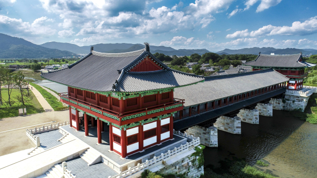 경주시가 관람객 편의와 안전 강화를 위해 관람환경 개선사업을 추진하는 월정교 전경. 광장과 탐방로, 주차장 등이 정비될 예정이다.