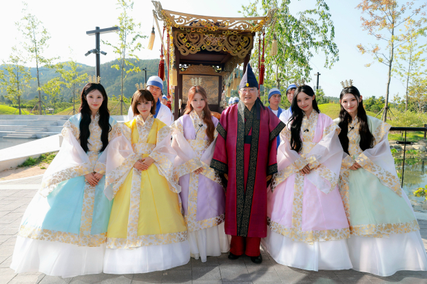 주낙영 경주시장과 경주시 관광 홍보대사 리센느가 지난 2일 경주 라원에서 신라공주 복장을 입고 기념촬영을 하고 있다