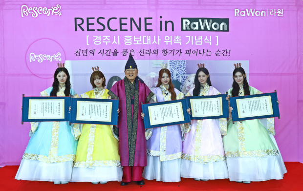 주낙영 경주시장이 지난 2일 경주 라원에서 리센느에게 명예 신라공주증을 수여한 뒤 기념촬영을 하고 있다