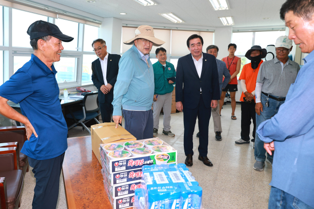 주낙영 경주시장이 지난 1일 동해안 해수욕장 바다시청을 방문해 근무자들을 격려하고 수박과 다과를 전달하며 노고에 감사의 뜻을 전하고 있다.