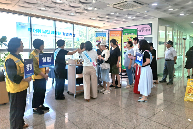 김해시여성센터 ‘청렴한 청량 음료 나눔 행사’ 모습/사진 김해시 제공