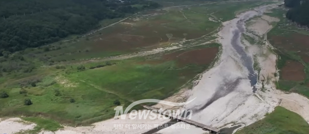 지난달 가뭄으로 수몰 전 도로와 바닥을 드러낸 대구시의 주요 식수원인 청도 운문댐/TBC 뉴스 화면 캡처