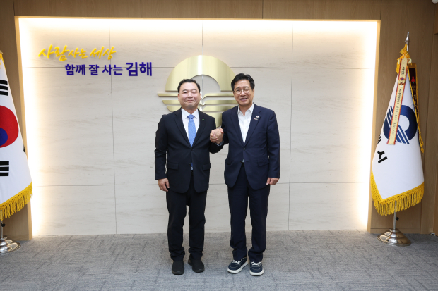 김해시와 국립 김해숲체원의 이동수 원장(왼쪽)과 정영두 시장(오른쪽)의 지역 산림복지 발전위한 상호협력 논의/사진 김해시 제공