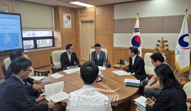 홍종완 행정부지사가 8월 12일 정부 대전청사에 위치한 산림청을 방문해, 박은식 청장을 만나 도내 소나무재선충병 피해 및 방제 추진 상황 등을 설명한 뒤, 내년 방제 사업 국비 200억 원과 보령·서천·청양 등 3개 시군에 대한 특별 방제 구역 추가 지정을 요청했다.(사진 / 충청남도 제공)