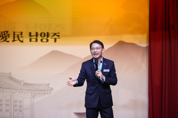 최현덕 시장이 시청 다산홀에서 열린 ‘공공일자리사업 안전보건교육’에서 무더위 안전근무를 당부하고 있다.