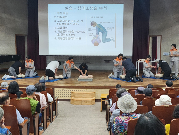 남양주소방서 대원들이 심폐소생술 교육 실습을 진행하고 있다.