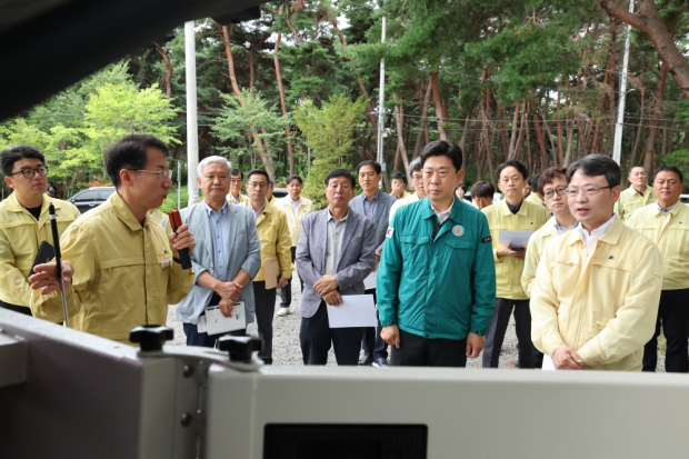 박은식 산림청장과 박용선 포항시장은 13일 새벽 소나무재선충병 방제 총력 대응을 위해 기북면 탑정리 일대 유인항공방제 현장을 찾아 방제 상황을 점검했다