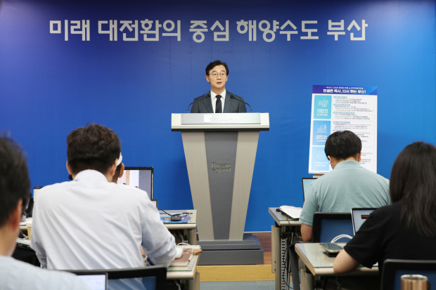 전재수 부산시장이 14일 부산시청 브리핑룸에서 제3차 추경안에 대해 설명하고 있다. 부산시 제공