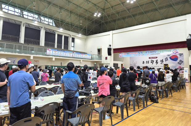 지난 15일 진례중학교 체육관에서 열린 광복 81주년 나라사랑 기념행사에서 진례면민들이 국민의례를 하고 있다./사진=김해시