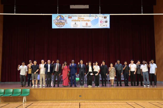 지난 16일 김해문화체육관에서 열린 스리랑카 배구대회 ‘VOLLEYBALL MANIA’에서 정영두 김해시장과 주한 스리랑카 대사, 대사관 관계자, 행사 관계자들이 기념촬영을 하고 있다./사진=김해시