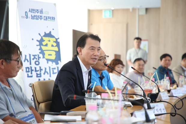 최현덕 시장이 조안면 ‘시장 좀 만납시다’에서 지역 주민들과 현안에 대해 의견을 나누고 있다.