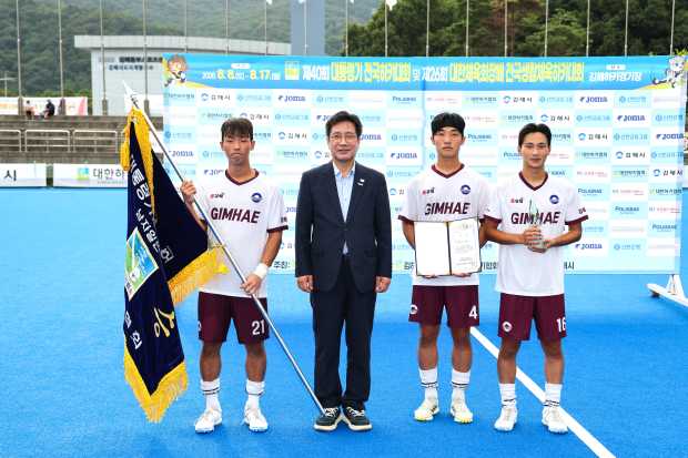 ​지난 14일 김해하키경기장에서 정영두 김해시장과 제40회 대통령기 전국하키대회 남자 일반부 우승을 차지한 김해시청 하키단 선수들이 우승기와 개인상을 들고 기념촬영을 하고 있다./사진=김해시​