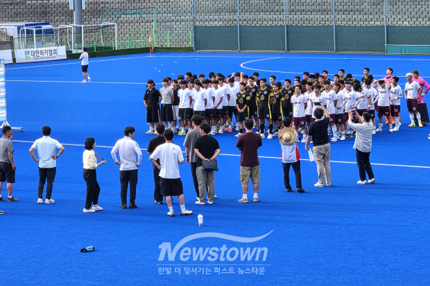 지난 14일 김해하키경기장에서 제40회 대통령기 전국하키대회 남자 일반부 결승전을 마친 김해시청 하키단과 국군체육부대 선수들이 함께 기념촬영을 하고 있다./사진=김국진 기자