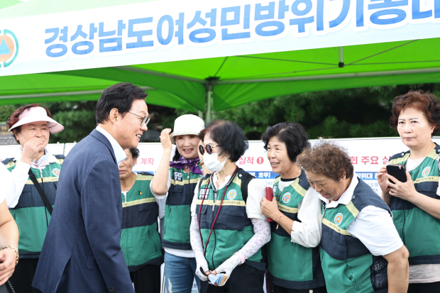 박완수 경남도지사가 21일 여성민방위기동대 홍보부스를 찾아 을지연습 기간 안보의식 고취 활동에 참여한 대원들을 격려하고 있다./사진=경남도