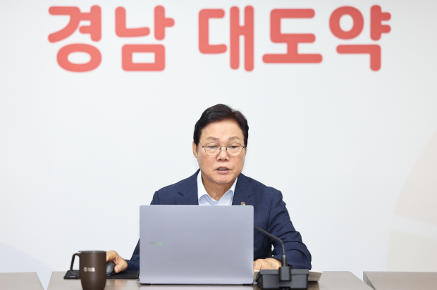 박완수 경남도지사가 24일 실국본부장회의를 주재하며 수해 응급복구와 주민 불편 해소, 경제·고용 성과 확산을 위한 후속 대책을 주문하고 있다./사진=경남도
