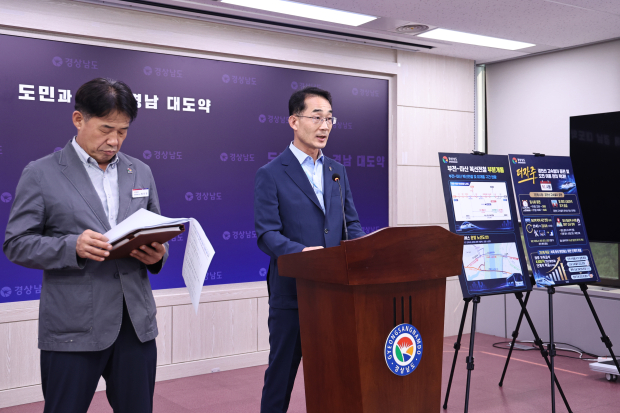박성준 경남도 교통건설국장이 25일 도청 프레스센터에서 부전~마산 복선전철 부분 개통과 경전선 고속열차 증편 계획을 발표하고 있다./사진=경남도