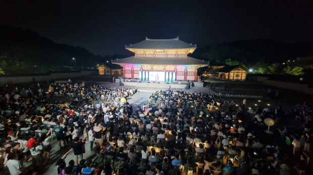 지난해 김해가야테마파크 태극전 특설무대에서 열린 ‘제5회 가야시민가요제’에 많은 시민이 참석해 공연을 관람하고 있다./사진=김해시