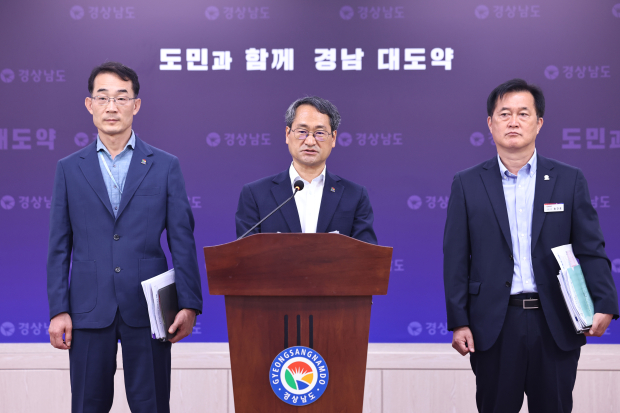 박일웅 경남도 행정부지사가 제6차 국도·국지도 건설계획의 핵심 도로사업 9건 일괄예타 통과와 관련해 브리핑하고 있다./사진=경상남도