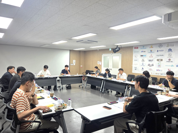 27일 경남관광기업지원센터에서 도내 청년 여행업체 대표와 관계자들이 참석한 가운데 청년 관광인력 육성과 지원방안을 논의하는 간담회가 열리고 있다./사진=경남도