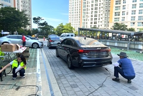 지난 26일 김해 봉황역 이편한세상 주차장에서 관계자들이 시민 차량을 대상으로 배출가스 무료검사를 진행하고 있다./사진=김해시