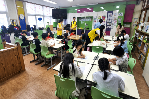 양산시보건소 관계자들이 삽량초등학교 돌봄교실 아동들을 대상으로 놀이와 참여 중심의 아동 비만 예방 프로그램을 진행하고 있다./사진=양산시
