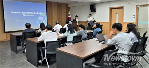 라오스 농업환경부와 축산수산국 소속 축산물 위생·안전 분야 관리자급 대표단이 경기도 동물위생시험소에서 ‘축산물 검사와 안전관리’를 주제로 한 업무 설명을 듣고 있다. 대표단 10명은 시험소의 주요 업무와 ‘농장에서 식탁까지(Farm to Table)’ 연결되는 통합 안전관리 시스템을 안내받은 뒤 정밀분석 실험실과 검사시설을 둘러봤다. /경기도<br>