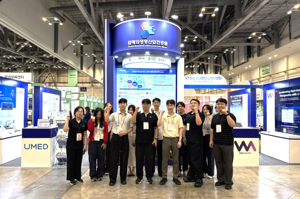 김해의생명산업진흥원과 지역 의료·바이오기업 관계자들이 3일 부산 벡스코에서 열린 ‘2026 헬스케어위크’ 김해 공동관 앞에서 성공적인 시장 진출을 다짐하고 있다./사진=김해시
