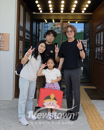 1만 번째 관람객(사진 / 공주문화관광재단 제공)
