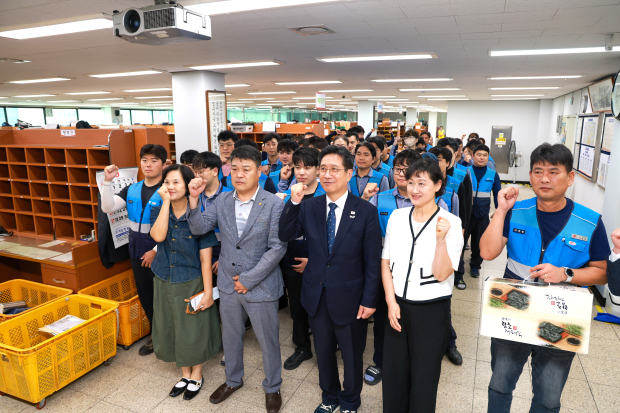 정영두 김해시장이 11일 김해우체국을 찾아 추석 명절 우편·택배 배송에 힘쓰는 집배원과 현업근무자들을 격려한 뒤 기념촬영을 하고 있다./사진=김해시