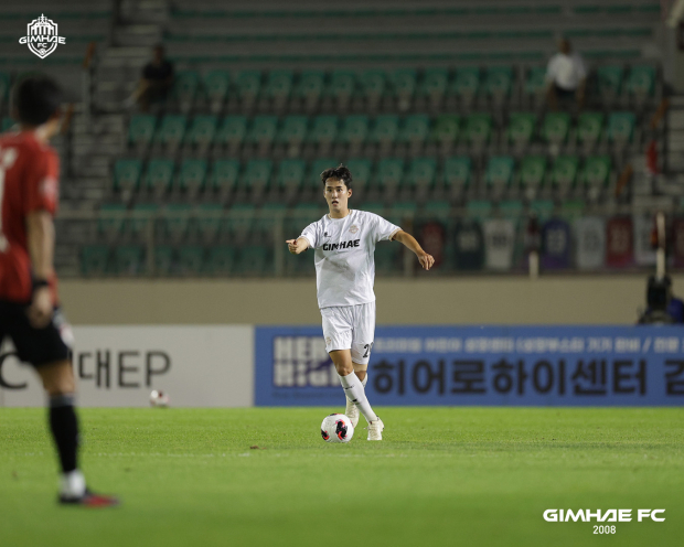 김해FC2008 선수가 지난 13일 부산 구덕공설운동장에서 열린 부산아이파크와의 원정 경기에서 공격을 전개하고 있다./사진=김해FC2008