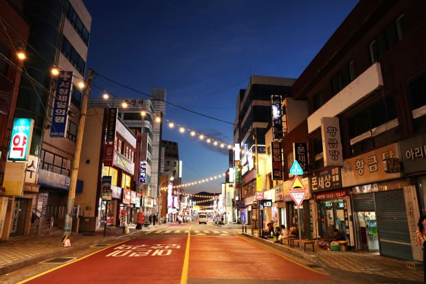 양산시의 골목상권 활성화 지원사업으로 알전구 라인조명이 새롭게 설치된 서창세계로거리 전경./사진=양산시