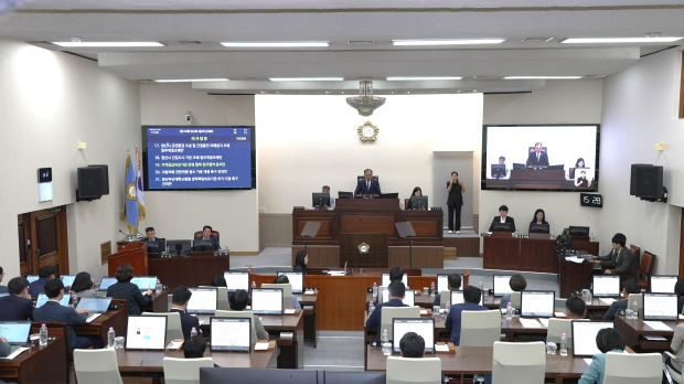 양산시의회가 지난 14일 이기준 부의장의 의사진행으로 제214회 임시회 제2차 본회의를 열어 추가경정예산안과 조례안 등 주요 안건을 심의·의결하고 있다./사진=양산시의회