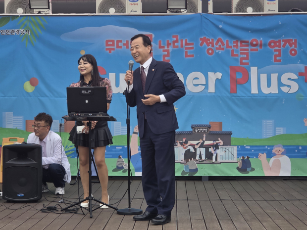 가용섭 인천총회장이 가수 단야를 격려하고 있다.