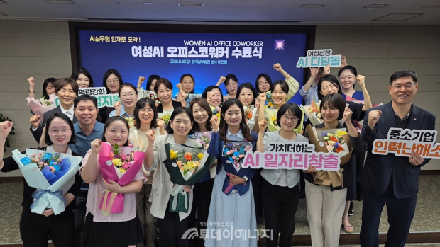 한국남부발전 서성재 기술안전부사장(사진 왼쪽 다섯번째)이 21일 지역사회 취약계층 후원을 위한 기부금 전달식에서 기념 촬영을 하고 있다.(사진/한국남부발전 제공)