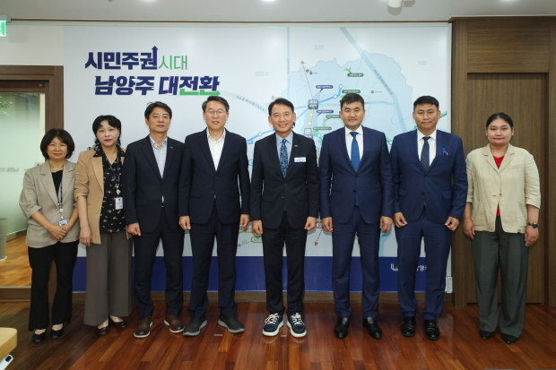 최현덕 남양주시장과 수헤 수흐볼드 주한몽골대사를 비롯한 양 지역 관계자들이 기념촬영을 하고 있다.
