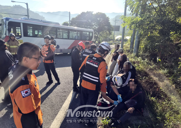 사고는 지난 9월 29일 오전 8시 10분께 보령 방향에서 청양 방향으로 좌회전하던 버스와 고운식물원에서 화성 방향으로 좌회전하던 버스가 충돌하면서 발생했다.(사진 / 청양소방서 제공)