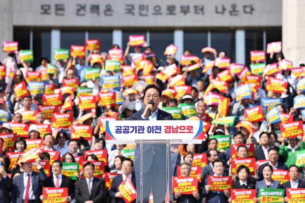 박완수 경남도지사가 1일 국회의사당 앞에서 열린 ‘공공기관 통합·이전 대응 범도민 결의대회’에서 핵심 공공기관과 발전공기업 통합본사의 경남 유치, 해군사관학교 진해 존치를 촉구하고 있다. /사진=경남도