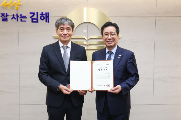 김주생 대한전문건설협회 경남도회장(왼쪽)이 2일 김해지역 인재 육성을 위한 장학금 500만원을 기탁한 뒤 정영두 김해시장과 기념촬영을 하고 있다. /사진=김해시