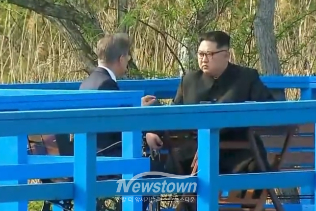 문재인 전 대통령과 김정은 국방위원장의 판문점 도보다리 회담. 이 자리에서 문 전 대통령이 건넨 USB에 담긴 정보가 무엇인지 큰 논란이 됐다/CBS노컷뉴스 캡처