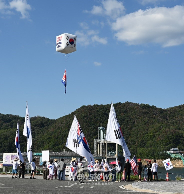 안동댐에서 올공풍선을 띄우고 있는 종주단 (사진 / 종주단 제공)